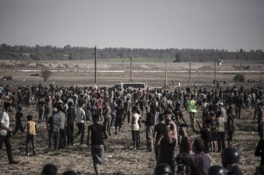 Gazze, İsrail 'in Filistin topraklarını kuşatmasını protesto ediyor. 25 Ağustos 2021, Gazze Şeridi, Filistin: Filistinli protestocular 25 Ağustos Çarşamba günü İsrail ile Gazze Şeridi arasındaki sınırda düzenlenen gösteriye katıldılar).