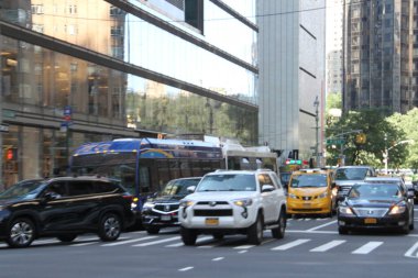 Manhattan 'da yoğun araç trafiği var. 24 Ağustos 2021, New York, ABD: New York 'ta tropik Henri' den birkaç gün sonra Manhattan 'da yoğun bir trafik var..