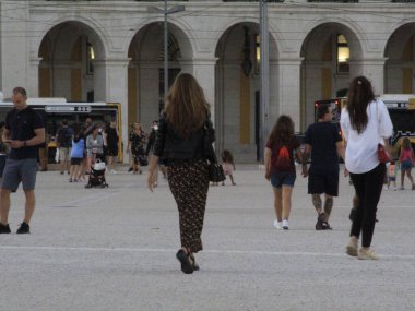 Lizbon 'daki Comercio Meydanı' nda hareket var. 27 Ağustos 2021, Lizbon, Portekiz: Coronavirus salgınının ortasında, 27 Ağustos Cuma günü Lizbon 'da en çok ziyaret edilen Comercio Meydanı' nda insan hareketi. 