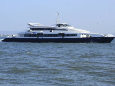 Avrupa 'da yaz: Lizbon' daki Tejo Nehri 'nde tekneler. 27 Ağustos 2021, Lizbon, Portekiz: Portekiz 'in başkenti Lizbon' un ana nehirlerinden biri olan Tejo 'nun sularından geçen gemiler, 26 Ağustos Cuma günü Avrupa' nın hoş ikliminde denize açıldı.