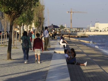 Lizbon 'da, Cais do Sodre' de hareketlilik. 27 Ağustos 2021, Lizbon, Portekiz: Portekiz 'in başkenti Lizbon' daki gece kulüpleri ve restoranlar için popüler bir yer olan Cais do Sodre 'de insan dolaşımı
