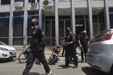 Rio Grande do Norte 'deki Covid Yoğun Bakım sözleşmelerindeki usulsüzlükleri araştırıyor. 25 Ağustos 2021, Natal, Rio Grande do Norte, Brezilya: Federal Polis Teşkilatı tarafından başlatılan operasyonda ellerinde belgeler bulunan polis memurları