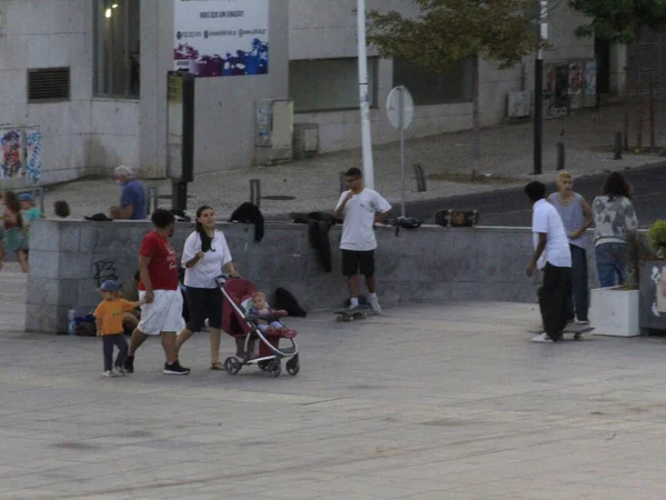 アルマダのサンパウロ ジョアオ バティスタ広場の人々の動き 2021年8月25日ポルトガル アルマダ セトゥーバル地区とリスボン大都市圏に属するポルトガルの都市アルマダのサンパウロ ジョアオ バティスタ広場における人々の動き — ストック写真