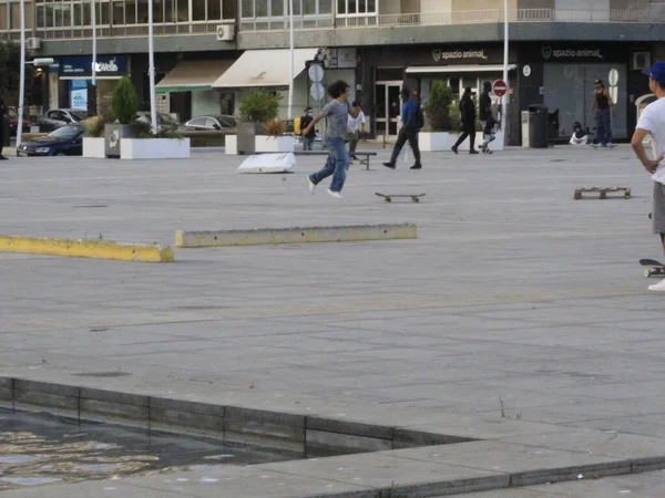 Κίνηση Των Ανθρώπων Στην Πλατεία Sao Joao Batista Στην Almada — Φωτογραφία Αρχείου