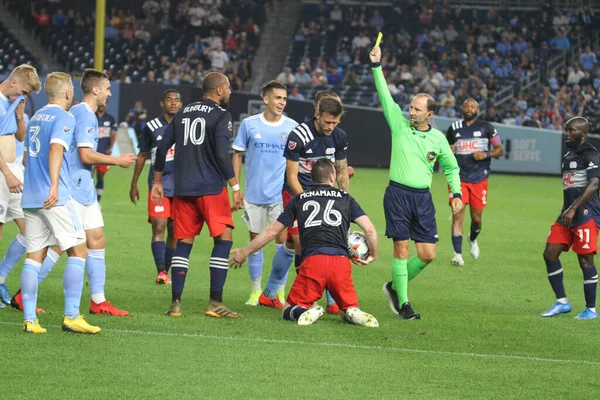 Nycfcとニューイングランドのメジャーリーグサッカー 2021年8月28日 ニューヨーク州ブロンクス ニューヨークのヤンキー スタジアムで開催されたメジャーリーグ サッカー Mls において Nycfcとニューイングランドのサッカー試合が行われ ファンが出席した — ストック写真