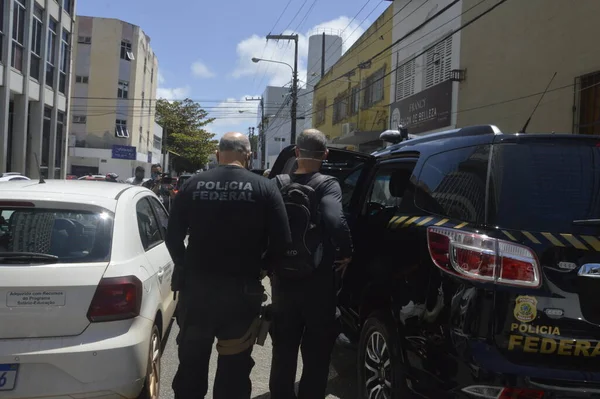 PfとCguはリオグランデ ノルテ州のCovid Icu契約の異常を調査しています 2021年8月25日ブラジル リオグランデ ノルテ州 連邦警察によって引き起こされる操作中に押収された文書を持つ警察官 — ストック写真
