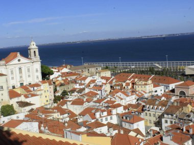  Lizbon 'da Santa Luzia. 29 Ağustos 2021, Lizbon, Portekiz: Portekiz 'in başkenti Lizbon' daki Santa Luzia perspektifinde 29 Ağustos Pazar günü, koronavirüs salgınının ortasında yoğun bir turist hareketi.