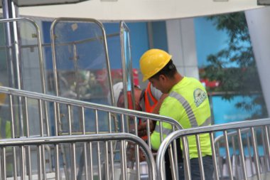 (Devasa bir dönme dolap, Times Meydanı 'nda yeni bir eğlence. 24 Ağustos 2021, New York, ABD: Turistleri ve yerel turistleri geri çekmek amacıyla, Broadway meydanında 47 ile 48 sokak arasında dev bir dönme dolap kuruluyor. 