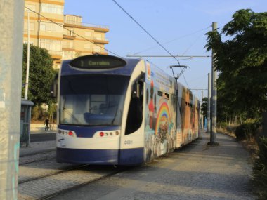 Cacilhas şehrinde hareketlilik var. 25 Ağustos 2021, Almada, Portekiz: Avrupa yazında sıcak bir öğleden sonra, 25 Ağustos Çarşamba günü, Almada kentindeki Cacilhas belediyesinde hareket).