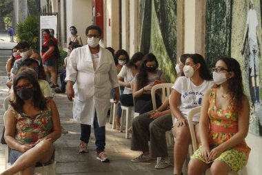 Covid-19 aşı gençleri. 26 Ağustos 2021 - Rio de Janeiro, Brezilya: 17 yaşındaki ergen kızlar, Museu da Republica 'da kurulan aşılama noktasında koronavirüse (covid-19) karşı aşılanmayı beklerken sırada bekliyorlar