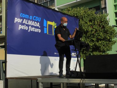 Cacilhas 'ta siyasi kampanya, Almada şehrinde. 25 Ağustos 2021, Cacilhas, Almada, Portekiz: 26 Eylül 'de yapılacak seçimler için Cacilhas' ta siyasi kampanya. 