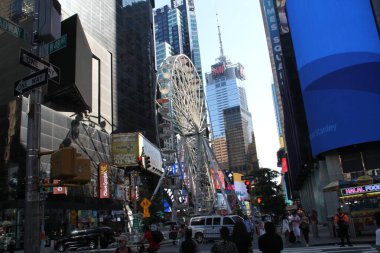 (Devasa bir dönme dolap, Times Meydanı 'nda yeni bir eğlence. 24 Ağustos 2021, New York, ABD: Turistleri ve yerel turistleri geri çekmek amacıyla, Broadway meydanında 47 ile 48 sokak arasında dev bir dönme dolap kuruluyor. 