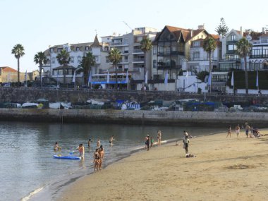 Cascais 'deki Ribeira plajı. 23 Ağustos 2021, Cascais, Portekiz: Güneşli ve çok sıcak bir gün 23 Pazartesi günü Lizbon 'un başkenti Cascais' in Ribeira plajında yıkanır.), 