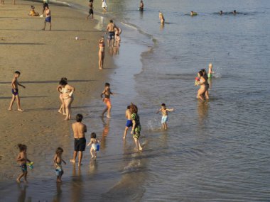 Cascais 'deki Ribeira plajı. 23 Ağustos 2021, Cascais, Portekiz: Güneşli ve çok sıcak bir gün 23 Pazartesi günü Lizbon 'un başkenti Cascais' in Ribeira plajında yıkanır.), 