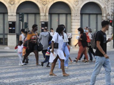 Lizbon 'daki Rossio Meydanı ve çevresindeki hareketlilik. 28 Ağustos 2021, Lizbon, Portekiz: Portekiz 'in başkenti Lizbon' da Rossio Meydanı ve çevresindeki hareketlilik. 