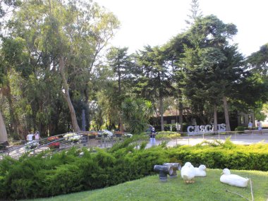 Mareşal Carmona Parkı, Cascais 'de. 23 Ağustos 2021, Cascais, Portekiz: Coronavirus salgınının ortasında 23 Ağustos Pazartesi günü, Cascais 'in başkenti Lisbona' daki Marechal Carmona parkında insan hareketleri. 