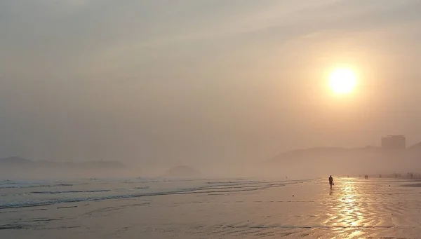 Туман Достигает Пляжа Бокейрао Сантосе Августа 2021 Года Сантос Сан — стоковое фото