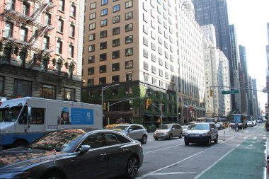  Manhattan 'da yoğun araç trafiği var. 24 Ağustos 2021, New York, ABD: New York 'ta tropik Henri' den birkaç gün sonra Manhattan 'da yoğun bir trafik var. Ve çok sıcak bir havada