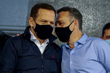 Sao Paulo hükümeti, Cotia (SP) şehrinde çalışma ve sosyal programlar duyurur. 27 Ağustos 2021, Cotia, Sao Paulo, Brezilya: Sao Paulo valisi, Joao Doria, Cotia belediye başkanı, Rogerio Franco ve Sosyal Güvenlik Bakanı 