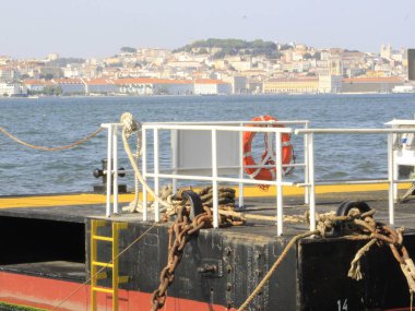 Lisbon ve Cacilhas arasındaki nehir istasyonlarında hareket var. 25 Ağustos 2021, Lizbon, Portekiz: Portekiz 'in Cacilhas kenti ile Lizbon kenti arasında 25 Ağustos Çarşamba günü nehir istasyonlarında hareket)