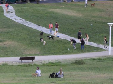 Almada 'daki Sao Joao Batista Meydanı' nda insanların hareketi. 25 Ağustos 2021, Almada, Portekiz: Portekiz 'in Setubal ilçesine bağlı bir Portekiz şehri olan Almada' daki Sao Joao Batista Meydanı 'nda insan hareketleri