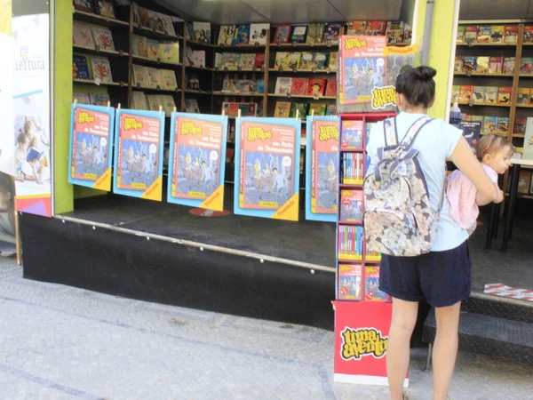 Lizbon Kitap Fuarı, Portekiz 'de. 30 Ağustos 2021, Lizbon, Portekiz: Portekiz 'deki Eduardo VII Parkı' nda Pazartesi (30) düzenlenen 91. Lizbon Kitap Fuarı sırasında kalabalık stantlar ve yoğun hareketler). 