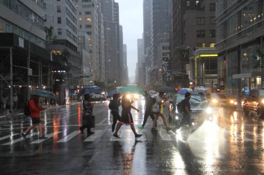 Şiddetli sağanak yağış New York 'u vurdu. 1 Eylül 2021, New York, ABD: New Yorklular, Perşembe öğleden sonraya kadar süren ani sel baskınları nedeniyle şiddetli yağış ile karşı karşıya kaldılar.