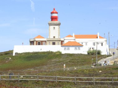 Portekiz 'de Cabo da Roca. 31 Ağustos 2021, Sintra, Portekiz: Turistler, Sintra belediyesinin en çok ziyaret edilen yerlerinden biri olan Cabo da Roca 'nın güzel manzarasının keyfini çıkarıyorlar.