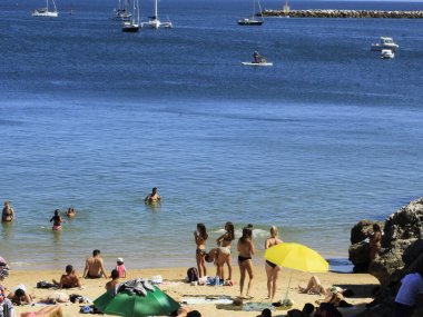 Yüzenler Cascais 'deki Rainha sahilinde güneşli bir günün tadını çıkarıyorlar. 31 Ağustos 2021, Cascais, Portekiz: Banyocular 31 Ağustos Salı günü Lizbon 'un başkenti Cascais' in kumsalındaki Rainha plajında güneşli bir günün tadını çıkarıyorlar.),
