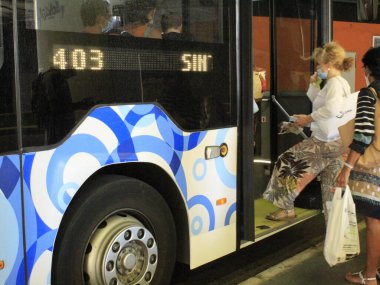 Portekiz 'deki Cabo da Roca yolunda hareket var. 31 Ağustos 2021, Cascais, Portekiz: 31 Ağustos Salı günü Sintra belediyesindeki Sintra-Cascais Doğal Parkı 'nda yer alan Cabo da Roca' ya giden turizm hareketi)