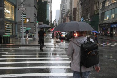 Şiddetli sağanak yağış New York 'u vurdu. 1 Eylül 2021, New York, ABD: New Yorklular, Perşembe öğleden sonraya kadar süren ani sel baskınları nedeniyle şiddetli yağış ile karşı karşıya kaldılar.