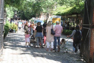 (Şiddetli yağış New York 'taki Central Park Hayvanat Bahçesi' nin geç açılışını etkiliyor. 2 Eylül 2021, New York, ABD: Çocuklar da dahil olmak üzere birçok kişi Central Park Hayvanat Bahçesi 'nin açılışından önce saat 12.10' a kadar beklemek zorunda kaldı.