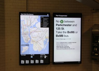 (New York Metrosu geri döndü ama biraz gecikmeyle. 2 Eylül 2021, New York, ABD: Bazı yolcular, kısa süreli tren seferlerine yol açan sağanak yağış nedeniyle perşembe günü New York 'ta trenlere binmekte hala sorun yaşıyorlar