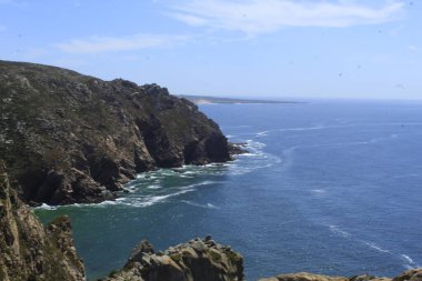 Portekiz 'de Cabo da Roca. 31 Ağustos 2021, Sintra, Portekiz: Turistler, Sintra belediyesinin en çok ziyaret edilen yerlerinden biri olan Cabo da Roca 'nın güzel manzarasının keyfini çıkarıyorlar.