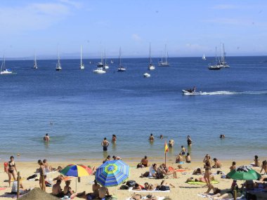 Yüzenler Cascais 'deki Rainha sahilinde güneşli bir günün tadını çıkarıyorlar. 31 Ağustos 2021, Cascais, Portekiz: Banyocular 31 Ağustos Salı günü Lizbon 'un başkenti Cascais' in kumsalındaki Rainha plajında güneşli bir günün tadını çıkarıyorlar.),