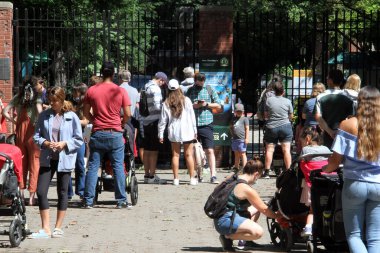 (Şiddetli yağış New York 'taki Central Park Hayvanat Bahçesi' nin geç açılışını etkiliyor. 2 Eylül 2021, New York, ABD: Çocuklar da dahil olmak üzere birçok kişi Central Park Hayvanat Bahçesi 'nin açılışından önce saat 12.10' a kadar beklemek zorunda kaldı.