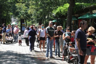(Şiddetli yağış New York 'taki Central Park Hayvanat Bahçesi' nin geç açılışını etkiliyor. 2 Eylül 2021, New York, ABD: Çocuklar da dahil olmak üzere birçok kişi Central Park Hayvanat Bahçesi 'nin açılışından önce saat 12.10' a kadar beklemek zorunda kaldı.