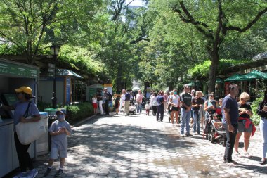 (Şiddetli yağış New York 'taki Central Park Hayvanat Bahçesi' nin geç açılışını etkiliyor. 2 Eylül 2021, New York, ABD: Çocuklar da dahil olmak üzere birçok kişi Central Park Hayvanat Bahçesi 'nin açılışından önce saat 12.10' a kadar beklemek zorunda kaldı.