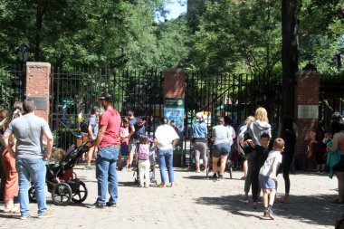(Şiddetli yağış New York 'taki Central Park Hayvanat Bahçesi' nin geç açılışını etkiliyor. 2 Eylül 2021, New York, ABD: Çocuklar da dahil olmak üzere birçok kişi Central Park Hayvanat Bahçesi 'nin açılışından önce saat 12.10' a kadar beklemek zorunda kaldı.