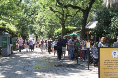 (Şiddetli yağış New York 'taki Central Park Hayvanat Bahçesi' nin geç açılışını etkiliyor. 2 Eylül 2021, New York, ABD: Çocuklar da dahil olmak üzere birçok kişi Central Park Hayvanat Bahçesi 'nin açılışından önce saat 12.10' a kadar beklemek zorunda kaldı.