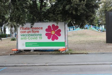 30 Ağustos 2021, Rimini, İtalya: Avrupa yaz tatilini bu bölgede geçirmek üzere İtalya 'nın Rimini kentindeki Parco Fellini' de kurulan Covid-19 'a karşı aşı noktası. 