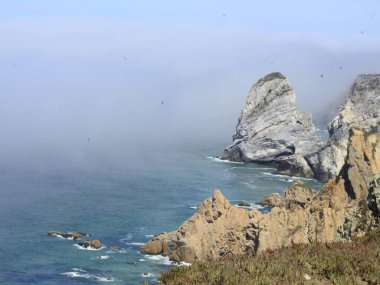 Portekiz 'de Cabo da Roca. 31 Ağustos 2021, Sintra, Portekiz: Turistler, Sintra belediyesinin en çok ziyaret edilen yerlerinden biri olan Cabo da Roca 'nın güzel manzarasının keyfini çıkarıyorlar.