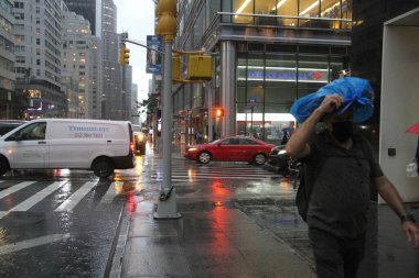 Şiddetli sağanak yağış New York 'u vurdu. 1 Eylül 2021, New York, ABD: New Yorklular, Perşembe öğleden sonraya kadar süren ani sel baskınları nedeniyle şiddetli yağış ile karşı karşıya kaldılar.