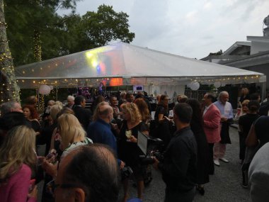 (2021 Ellen Hermanson Kanser Vakfı Galası 'na önde gelen ünlüler katılıyor. 29 Ağustos 2021, Bridgehampton, New York, ABD. Ünlü sosyalist Jean Shafiroff, New York 'lu General Leticia James ve uluslararası alanda tanınan Oscar.