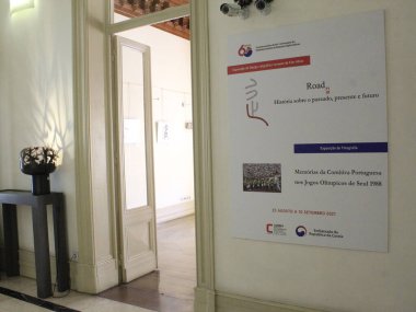 Lizbon 'da Kore fotoğraf ve tasarım sergisi. 3 Eylül 2021, Lizbon, Portekiz: Fotoğraf ve tasarım sergisi 3 Eylül Cuma günü Lizbon 'daki Liberdade Bulvarı' ndaki Sede do Camoes 'da sergilendi.).