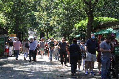 (Şiddetli yağış New York 'taki Central Park Hayvanat Bahçesi' nin geç açılışını etkiliyor. 2 Eylül 2021, New York, ABD: Çocuklar da dahil olmak üzere birçok kişi Central Park Hayvanat Bahçesi 'nin açılışından önce saat 12.10' a kadar beklemek zorunda kaldı.