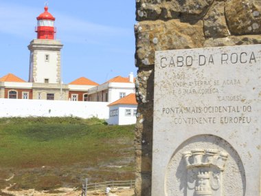 Portekiz 'de Cabo da Roca. 31 Ağustos 2021, Sintra, Portekiz: Turistler, Sintra belediyesinin en çok ziyaret edilen yerlerinden biri olan Cabo da Roca 'nın güzel manzarasının keyfini çıkarıyorlar.