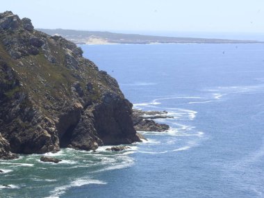Portekiz 'de Cabo da Roca. 31 Ağustos 2021, Sintra, Portekiz: Turistler, Sintra belediyesinin en çok ziyaret edilen yerlerinden biri olan Cabo da Roca 'nın güzel manzarasının keyfini çıkarıyorlar.