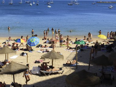 Cascais 'deki Rainha plajı. 31 Ağustos 2021, Cascais, Portekiz: Banyocular 31 Ağustos Salı günü Lizbon 'un başkenti Cascais' in kumsalındaki Rainha plajında güneşli bir günün tadını çıkarıyorlar.),