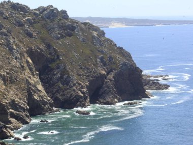 Portekiz 'de Cabo da Roca. 31 Ağustos 2021, Sintra, Portekiz: Turistler, Sintra belediyesinin en çok ziyaret edilen yerlerinden biri olan Cabo da Roca 'nın güzel manzarasının keyfini çıkarıyorlar.